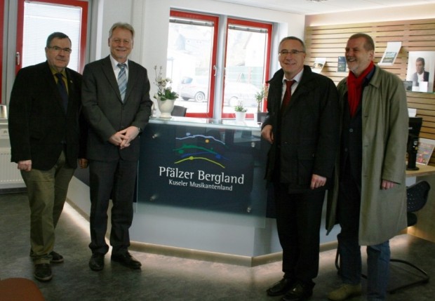 Landrat Dr. Winfried Hirschberger, Volkhard Malik, Geschäftsführer Verkehrsverbund Rhein-Neckar, Günter Kern, Staatssekretär im Ministerium des Innern, für Sport und Infrastruktur und Jochen Hartloff, MdL, Staatsminister a.D. (vlnr) Foto: red