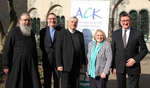 Bischof Wiesemann (Mitte) mit Vorstandsmitgliedern.  Foto: über Bistum Speyer