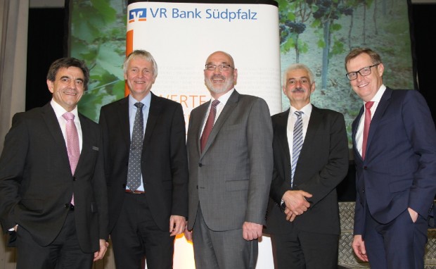 Tipps und Anregungen erhielten rund 300 Gäste beim 6. VR-Winzerforum von Experten aus Weinbau und Finanzen (v.l.n.r.): Klemens Gadinger (Prokurist und Leiter Firmenkundenbetreuung der VR Bank Südpfalz), Professor Dr. Ulrich Fischer (Leiter Weinbau und Oenologie des Dienstleistungszentrums Ländlicher Raum), Klaus Schneider (Präsident des Weinbauverbandes Pfalz), Dr. Jürgen Oberhofer (Gruppenleiter Weinbau des Dienstleistungszentrums Ländlicher Raum) und Christoph Ochs (Vorstandsvorsitzender der VR Bank Südpfalz). Foto: red