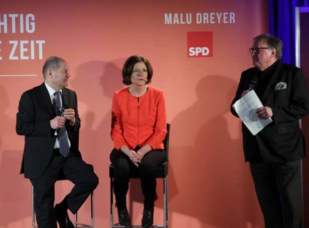 Malu Dreyer mit Bürgermeister Olaf Scholz und Staatssekretär Schumacher, der die Veranstaltung moderierte. Foto: red