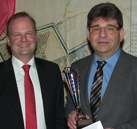 Rüdiger Zwicker nahm von Kreisbeigeordnetem Ehrgott den Integrationspreis entgegen. Foto: Pfalz-Express/Ahme