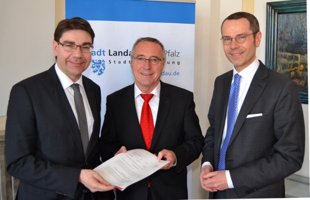 Staatssekretär Günther Kern (m.) übergibt den Förderbescheid an Oberbürgermeister Thomas Hirsch und Bürgermeister Dr. Maximilian Ingenthron (l.+r.) Foto: stadt-landau