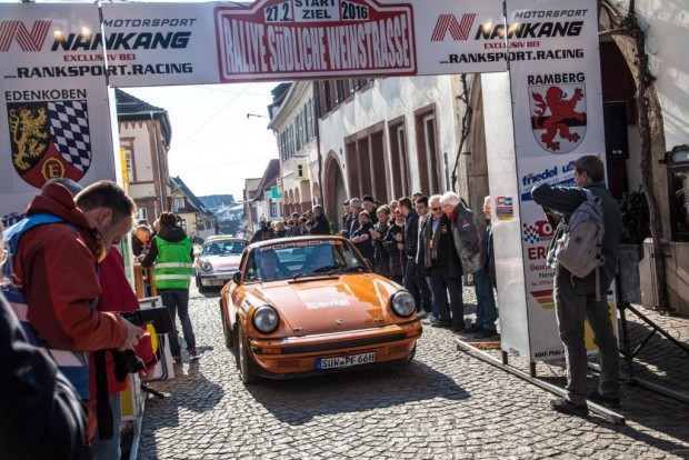 Start in Edenkoben: Auch Edenkobener Fahrer waren dabei, wie Peter Fruth mit Beifahrer Ralf Baum von Böchingen auf Porsche 911 SC-Klasse C25. Foto: Döringer