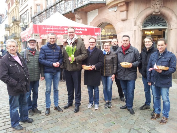 Die Rosen sind verteilt. Stattdessen gibt es ein paar gelbe Tulpen als Hinweis auf die Ampelkoalition. Alexander Schweitzer, Wolfgang Schwarz, Dr. Ingenthron und SPD-Stadtratsmitglied haben sich heute bei den Bürgern bedankt. Foto: Pfalz-Express/Ahme