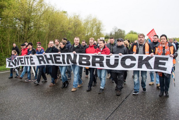 Statement, auch wenn´s regnet: Demo-Teilnehmer auf der Rheinbrücke. Fotos: Toni Fischer
