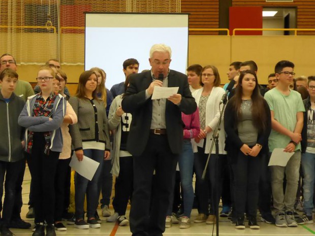 Welcome: Ortsbürgermeister Gerhard Beil begrüßt auf Englisch.