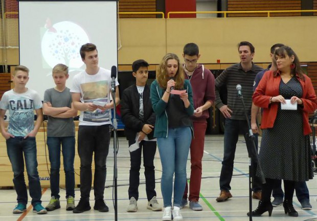 Begrüßung durch die Schülervertretung mit Koordinatorin Bettina Vierthaler (r.). Fotos: Beil