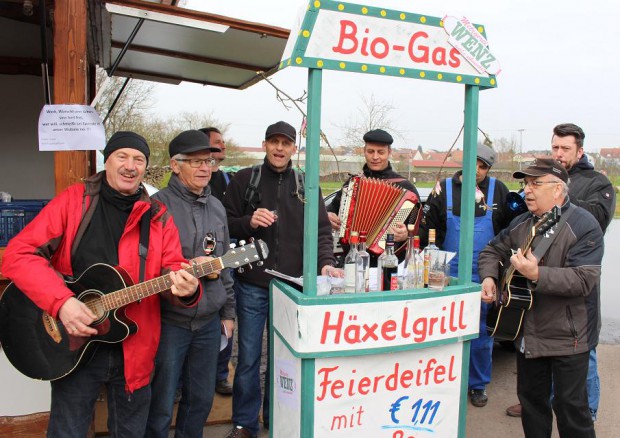 (V.li.):Edgar Zimmermann (an der Gitarre; extra aus Insheim mit dem E-Bike hergestrampelt), Hans Werle (Liedtexter von „Samstag in de Früh“, naturtrüb) Thomas Burrer (hier als Hintergrund-Darsteller, aber auf der Bühne Verwandlungskünstler),Volker Bohlender (für Fastnacht-Auftritte eher ungewöhnlich: nicht im Damenfummel), Michael Hammer (am Akkordeon; musikalischer Leiter – manchmal auch Leider - des Krautkopfteams), Michael Illgen (er machte blau – Mann), Gerhard Hammer (an der Gitarre, in Ekstase), Sascha Fath (an der blauen Trompete; Prinz Sascha II. der Kampagne 2015/2016).Nicht zu sehen: Andreas Piel (Tecky). Fotos: pfalz-express.de/Licht