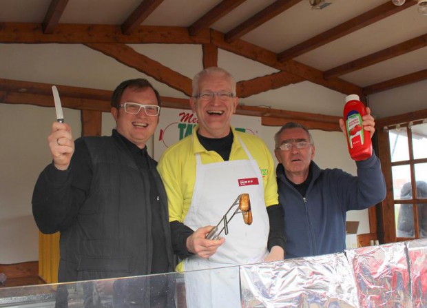 „Krautköpfe“ für den Magen: Benjamin Gantz (de Zaschder-Man), Hubert Bischoff (de Feierdeifel-Griller und Mann für alle Fälle) und Karl-Heinz Schorcht (de Brötchen-Geber).