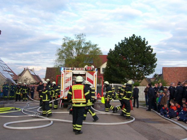 Feuerwehrübung in Landau-Nußdorf mit vielen interessierten Zuschauern. Foto: Pfalz-Express/Ahme