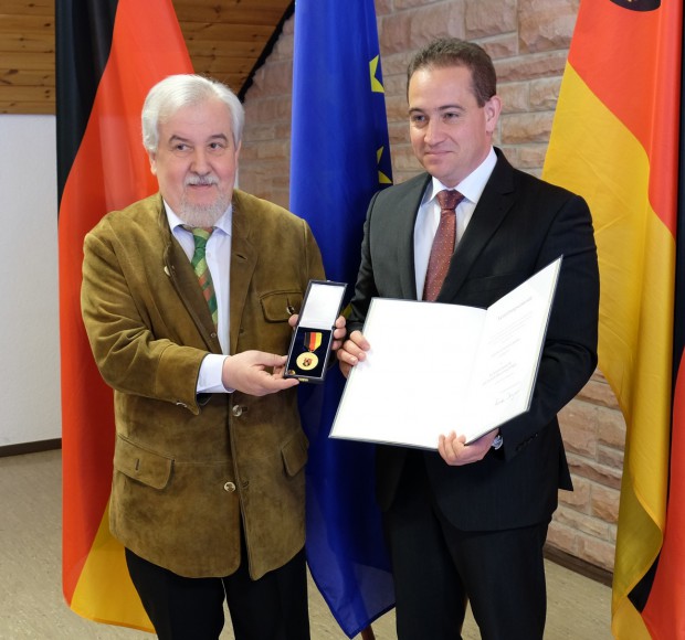 Staatssekretär Dr. Kopf (rechts) verlieh Seelmann für dessen ehrenamtliches Engagement die Landesverdienstmedaille. Foto: mjv rlp