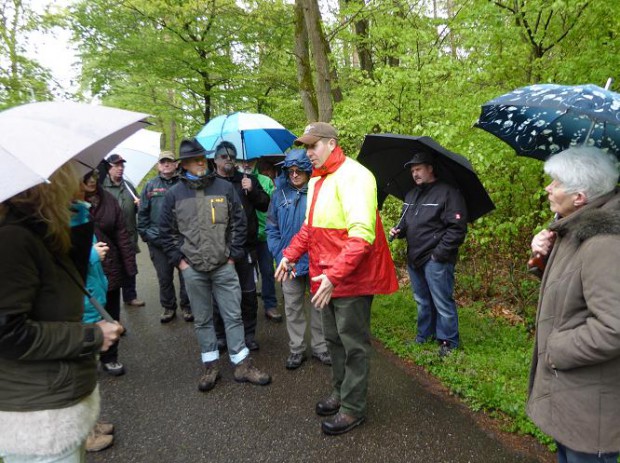 Revierförster Matthias Reis erklärt Gefahren entlang des Radweges, die von Bäumen ausgehen. Fotos: Beil
