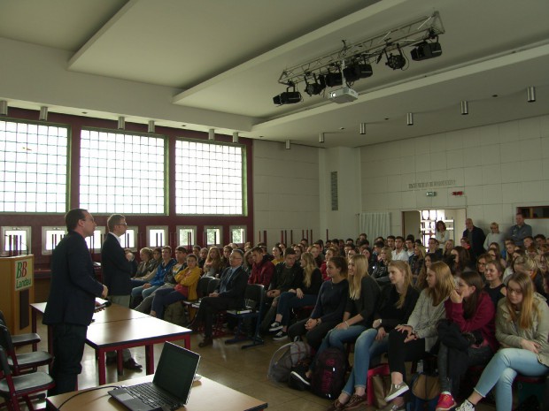 Die Schüler zeigten sich sehr interessiert und stellten eifrig Fragen. Foto: Pfalz-Express/Ahme