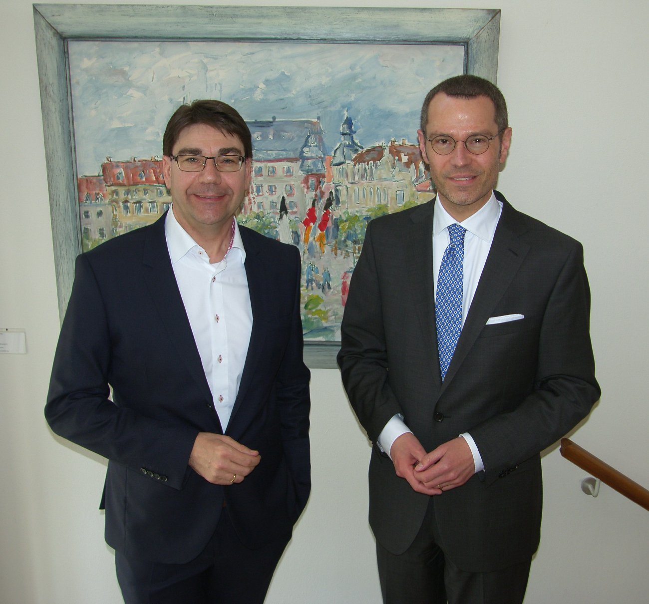 OB Hirsch und Bürgermeister Ingenthron sowie Beigeordneter Klemm (nicht auf dem Bild) würdigen Riedmaiers Verdienste. Foto: Pfalz-Express/Ahme