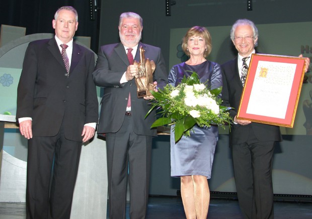 Ehrenpreis für Daniela Schadt. Es gratulieren: Udo Vogel, Ministerpräsident a.D. Kurt Beck und Gert Rosenthal. Fotos: Pfalz-Express/Ahme