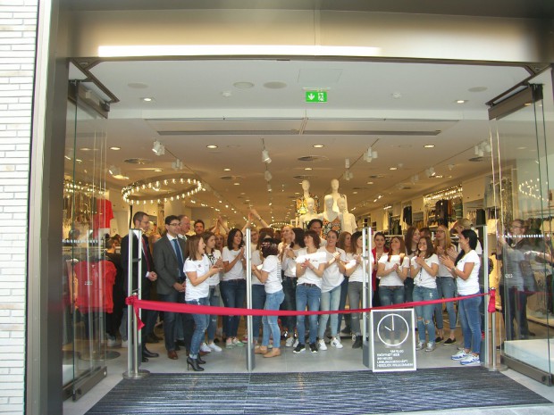 Gleich gehts los: Eröffnung des neuen H&M in der Landauer Marktstraße. Foto: Pfalz-Express/Ahme
