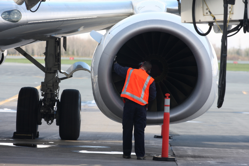 In der Luftfahrt warten viele spannende Berufszweige. Foto: ©istock.com/Mike Clarke