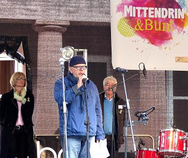 Auf der Bühne: Bürgermeisterin Hedi Braun, Schriftsteller Michael Bauer (Mitte) und HerxheimBunt-Gründer Helmut Dudenhöffer.