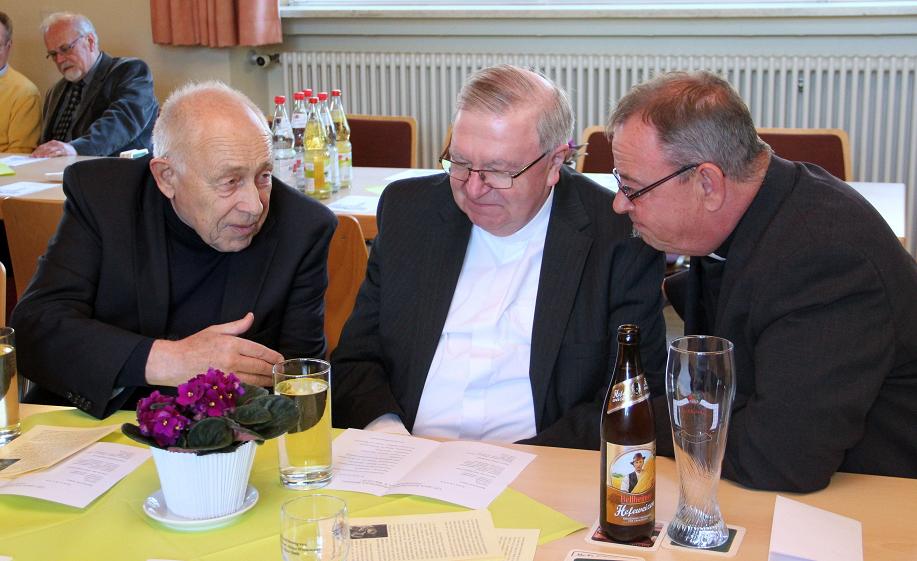 Angeregte Unterhaltung: Heiner Geißler, Weihbischof Georgens, Pfarrer Buchert. Fotos: v. privat
