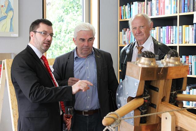 Freuen sich über ein neues Highlight im Museum:  v.li.:  Prof. Dr. Christof Schäfer (Universität Trier), Ortsbürgermeister Gerhard Beil, Walter Niedermeyr.