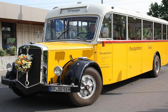 Mit einem 1947er Oldtimer-Bus auf Tour. Fotos: KV GER