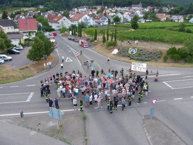 Im Juli letzten Jahres demonstrierten Gleisweilerer Anwohner für mehr Verkehrssicherheit und Entschärfung der gefährlichen Kreuzung. Foto: Pfalz-Express