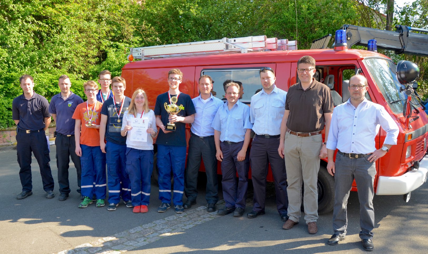 Verbandsbürgermeister Blank freut sich mit den Siegern. Foto: red