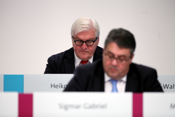 Gabriel (vorne) will das Außenministeramt von Frank-Walter Steinmeier (dahinter) übernehmen. Foto: dts nachrichtenagentur