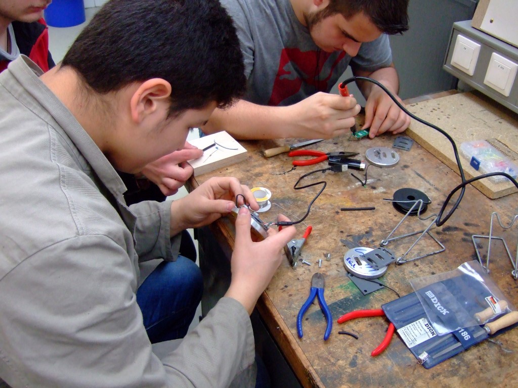 Die Schüler stellten in verschiedenen Arbeitsschritten selbst einen USB-Hub her. Foto: bbs-landau