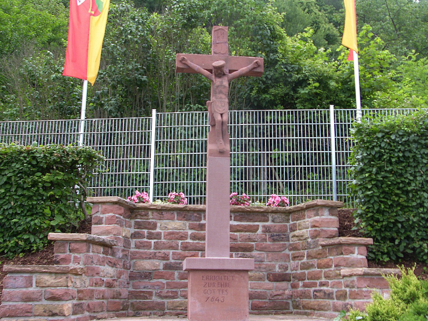 Das restaurierte Sandsteinkreuz und seine neu gestaltete Umgebung. Foto: Pfalz-Express/Ahme