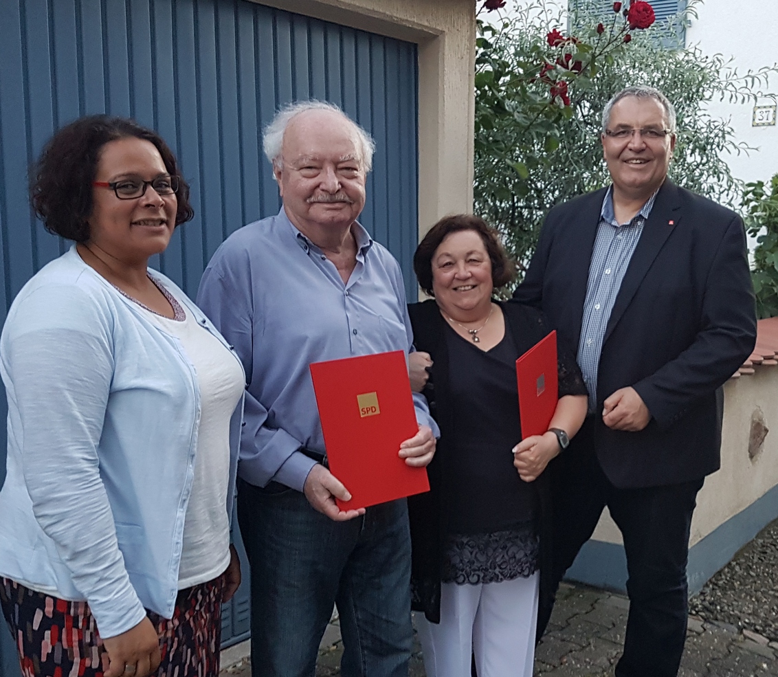 Horst Schwarztrauber ist 50 Jahre Mitglied in der SPD ( mit der Landtagsabgeordneten Giorgina Kazungu-Haß und Ortsvorsitzenden Michael Jung. Foto: red