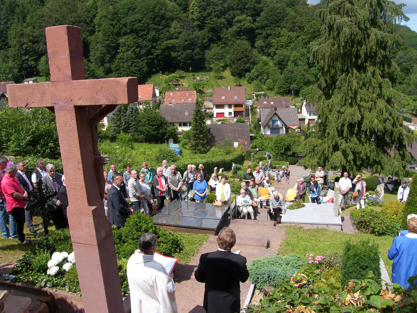 Auf dem schön gelegenen Bindersbacher Friedhof nahmen Diakon Feurich und Pfarrer Reinhardt (r.) die Einsegnung des Kreuzes vor. Foto: Pfalz-Express/Ahme