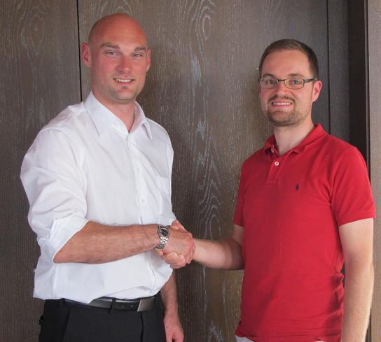 Dr. Dennis Nitsche (li.), jetzt Bürgermeister von Wörth, gratuliert seinem Nachfolger im SPD-Stadtverband, Mario Daum.