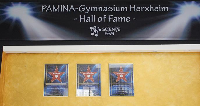 Die "Hall of Fame" im Pamina Gymnasium.