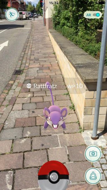Ein Pokémon auf dem Gehweg: Schnell wird da der Straßenverkehr "vergessen". Foto: pfalz-express.de