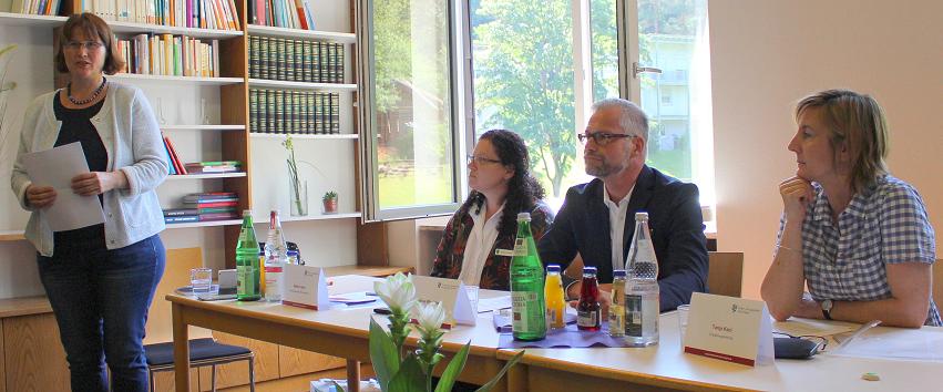 V.li.: Katja Hein, Sabine Heyn (Leiterin Jugendamt Kreis Germersheim, erklärte allegmein die Vorgehensweise von Jugendämtern), Marcus Wiechmann, Tanja Kaci.