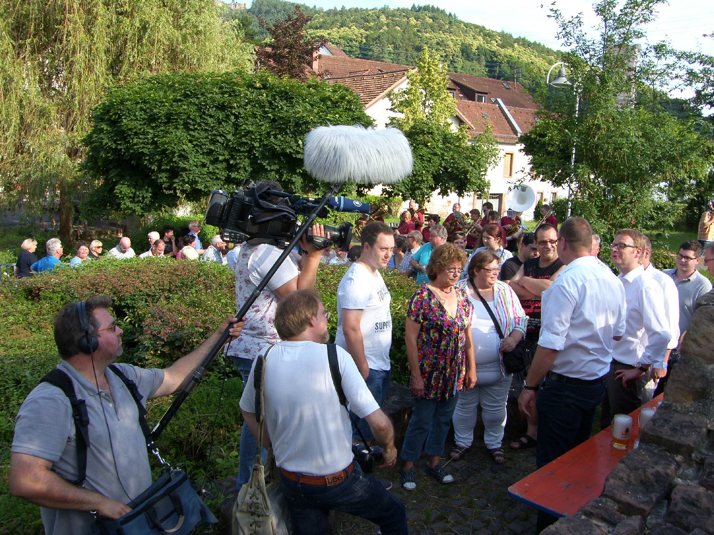 Auch das fernsehen war dabei: Freibier aus dem Brunnen! Foto: Pfalz-Express/Ahme