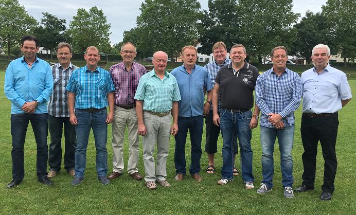 Treue Vereinsmitglieder mit ihrem Vorsitzenden und dem Ortsbürgermeister. Foto: v. privat