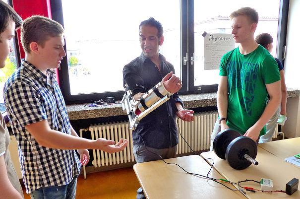 „Natur & Technik – Oberstufe 1“: Daniel Vollmer, Fabio Mayer und Michael Bissinger haben ein Exoskelett konstruiert. Fotos: pfalz-express.de/Kunze 