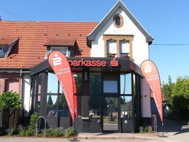 Carlsberg: Die Sparkasse Rhein-Haardt hat ihre dortige Filiale erweitert. Foto: Pfalz-Express/Ahme