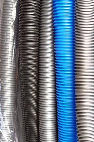 Flexible Kunststoffschläuche für Staubsauger. Foto: © istock.com/Tatabrada