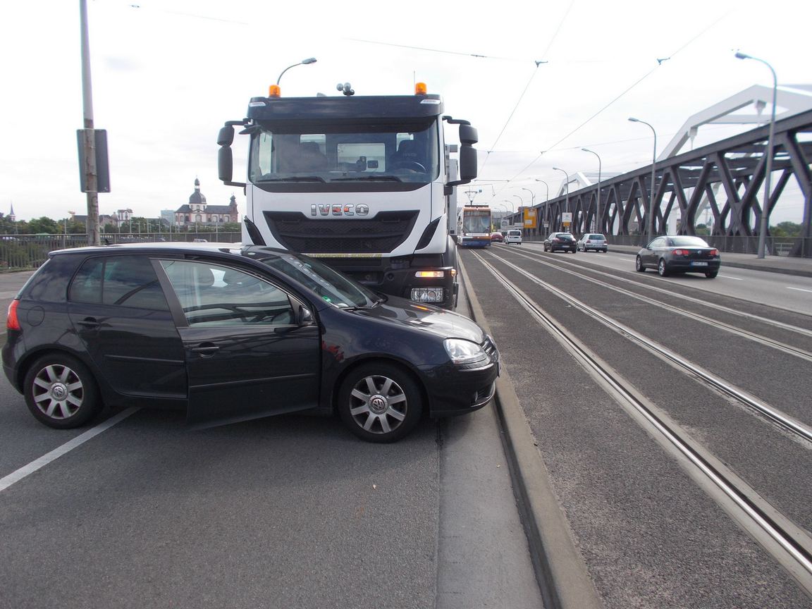 Heute morgen hat es auf der Konrad-Adenauer Brücke zwischen Ludwigshafen und Mannheim einen Unfall zwischen einem LKW und einem PKW gegeben. Foto: pol lu