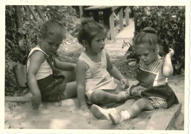 Die kleine Malu (Mitte) mit Freunden. Foto: privat