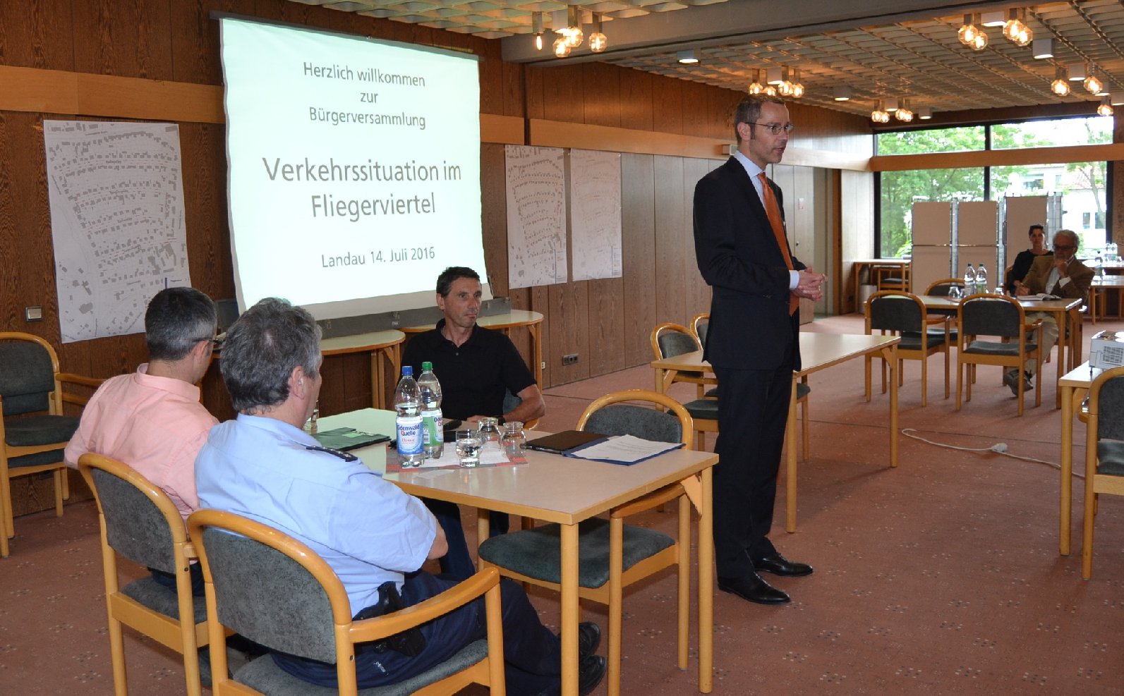 Bürgermeister Ingenthron bei der Bürgerinfoveranstaltung. Foto: stadt-landau