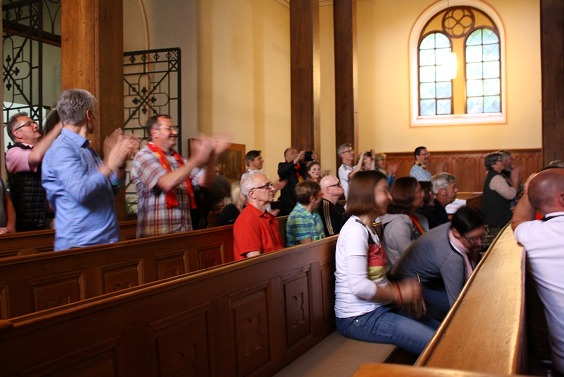 Hier geht es rund: Public viewing in der Albersweiler Kirche. Foto: red