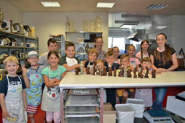 Die kleinen Chocolatiers mit ihren Schoko-Kunstwerken. Foto: v. privat 