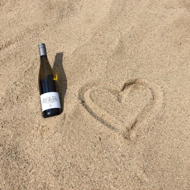 Eine Herzenssache: veganer Wein aus der Südpfalz. Foto: blindwerk