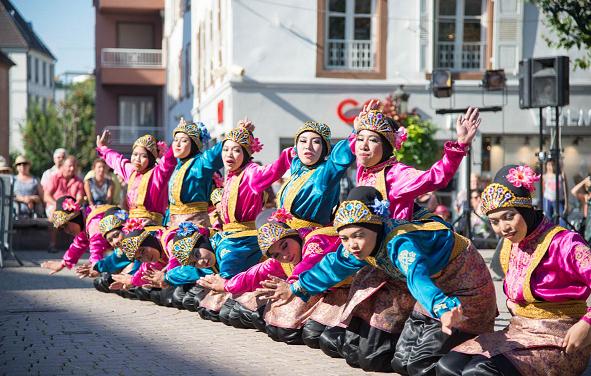 Farbenprächtiges Spektakel in Hagenaus Straßen. Foto: (c): Loenel Lopes