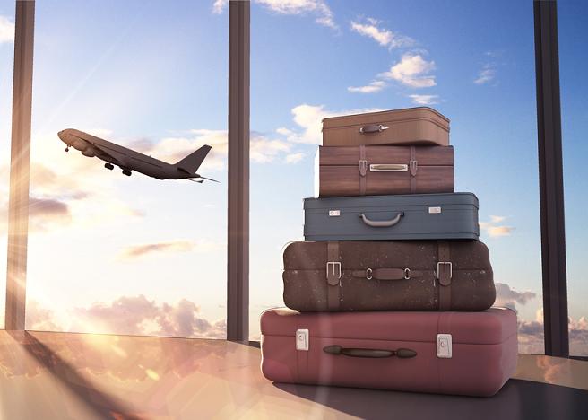 Endlich in den Urlaub: Mit dem richtigen Gepäck geht´s noch viel besser. Foto: © istock.com/Peshkova
