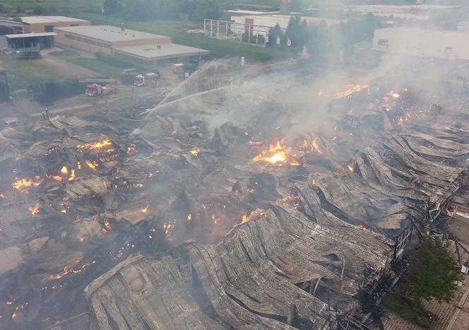 Der Brand hat die Lagerhalle des Holzfachhandels komplett zerstört. Foto: Stadt Landau